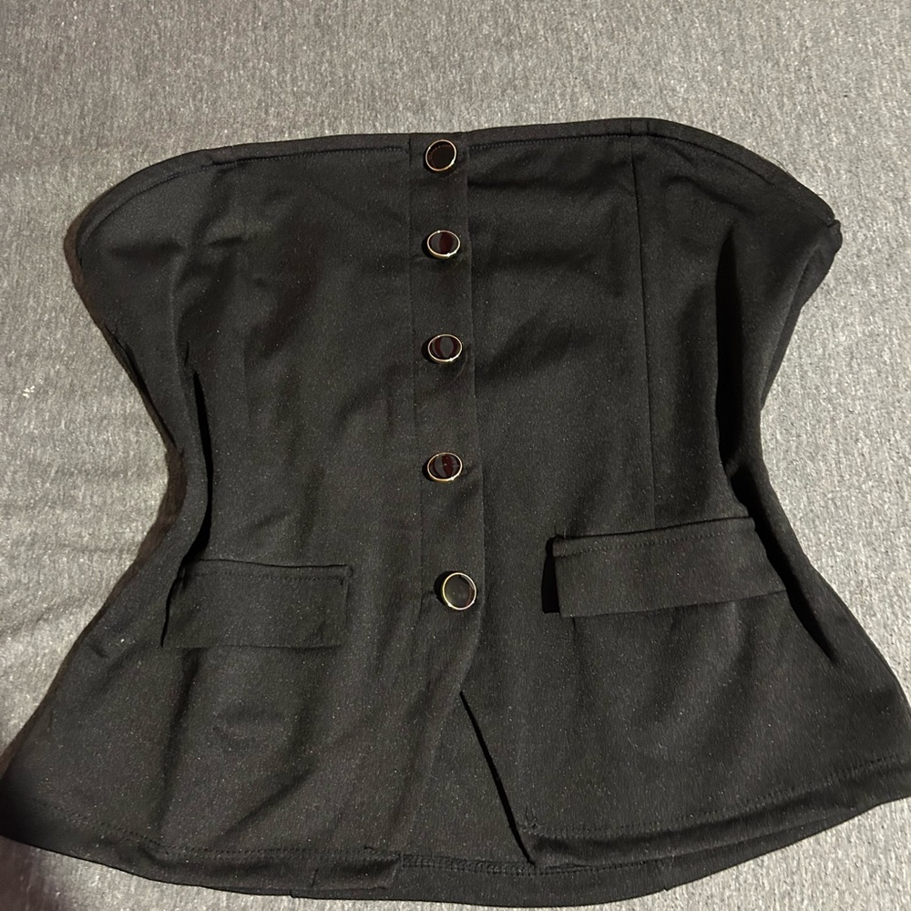 This is a strapless shirt the buttons don’t unbutton and the pockets are fake